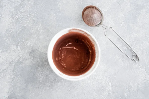 Keramická Pečicí Mísa Příprava Pro Výrobu Čokoládového Lávového Dortu Šedém — Stock fotografie