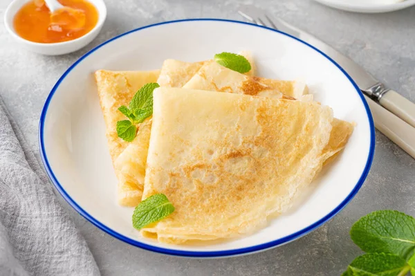 Stack Traditionella Tunna Pannkakor Eller Krämer Platta Med Honung Och — Stockfoto