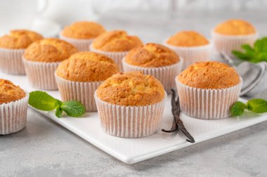 Naneli, seçici odaklı taze vanilyalı kekler, kopyalama alanı