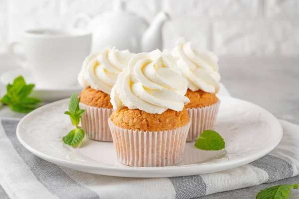 Deliziosi Cupcake Alla Vaniglia Con Crema Formaggio Zucchero Sfondo Grigio — Foto Stock