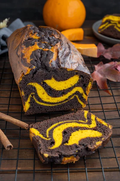Гарбузовий Шоколадний Мармуровий Торт Або Хліб Темному Дерев Яному Фоні — стокове фото