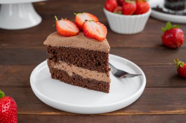 Üstünde krema ve taze çilek olan çıplak çikolatalı pasta. Kırsal tarzda. Seçici odaklanma. Boşluğu kopyala