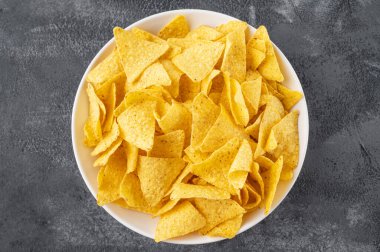 Meksika usulü cips ve sos. Domates salsa soslu ve guacamole soslu mısır cipsi. Üst görünüm