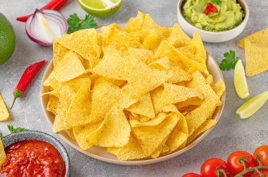 Meksika usulü cips ve sos. Domates salsa soslu ve guacamole soslu mısır cipsi. Üst görünüm