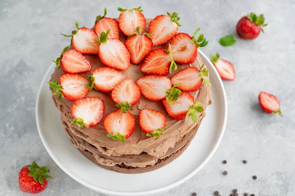 Torta Cioccolato Nuda Con Panna Fragole Fresche Cima Stile Rustico — Foto Stock