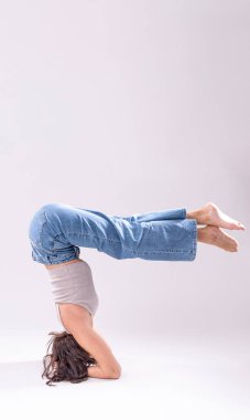 Atletik esnek vücudu olan, yoga yapan güzel bir genç kadının portresi. izole