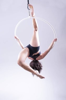 Havadan çemberli kadın jimnastikçilere sanatsal bakış açısı. İzole edilmiş 