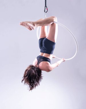 Havadan çemberli kadın jimnastikçilere sanatsal bakış açısı. İzole edilmiş 