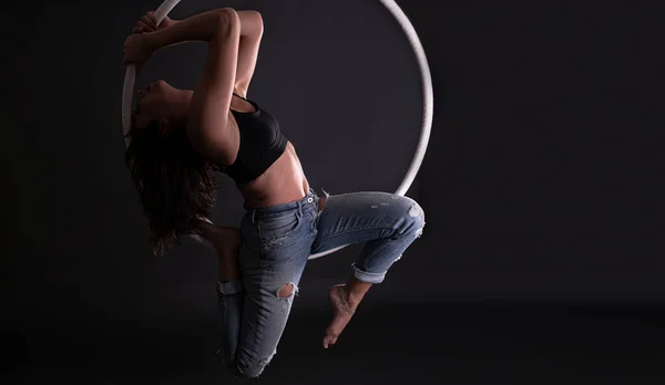 空中篮筐上女子空中篮筐体操的艺术形象 被隔离了 — 图库照片