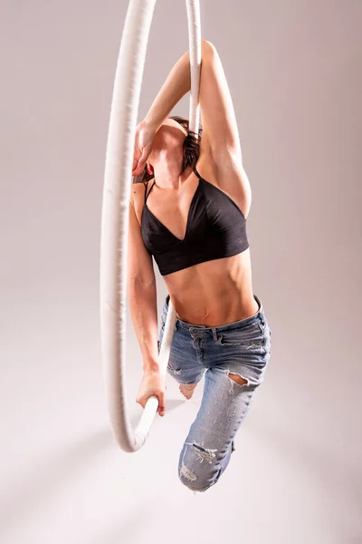 Καλλιτεχνική Άποψη Των Γυναικείων Εναέριων Ασκήσεων Γυμναστικής Στεφάνης Εναέριο Στεφάνι — Φωτογραφία Αρχείου