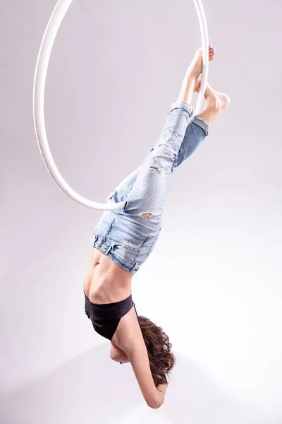 Künstlerische Ansicht Der Weiblichen Aerial Hoop Turnerin Übungen Auf Einem — Stockfoto