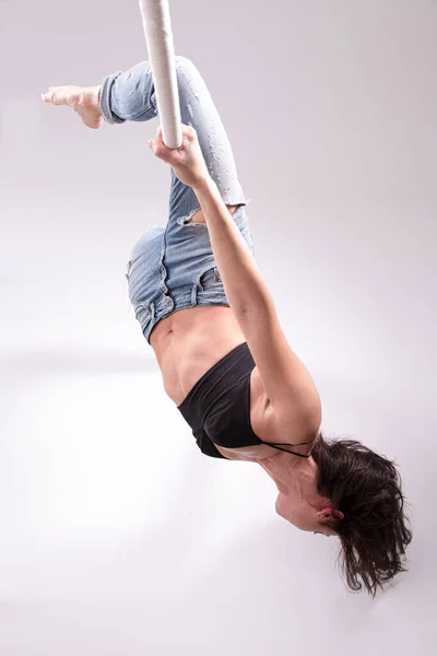 Artistieke Weergave Van Vrouwelijke Luchtfoto Gymnastiekoefeningen Een Luchtfoto Geïsoleerd — Stockfoto