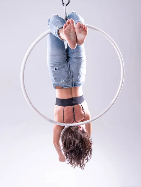 Umělecký Pohled Ženský Letecký Gymnastický Výcvik Vzduchovém Koši Izolované — Stock fotografie