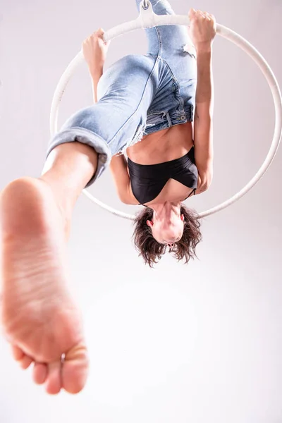 Vista Artística Ejercicios Femeninos Gimnasta Aérea Aro Aéreo Aislado — Foto de Stock