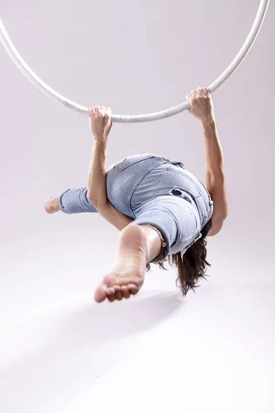체조의 예술적 Aerial Hoop 고립됨 — 스톡 사진