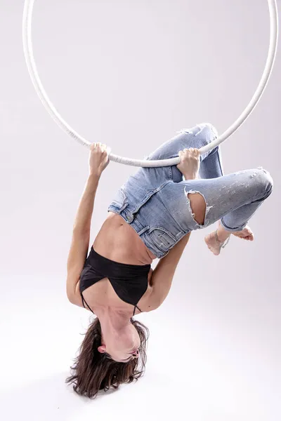 Künstlerische Ansicht Der Weiblichen Aerial Hoop Turnerin Übungen Auf Einem — Stockfoto