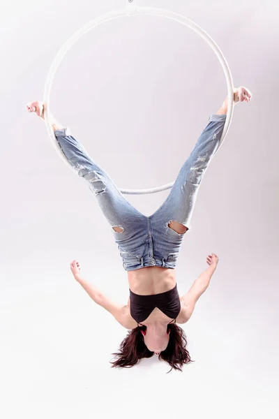 Konstnärlig Syn Kvinnliga Antenn Båge Gymnast Övningar Antenn Båge Isolerad — Stockfoto