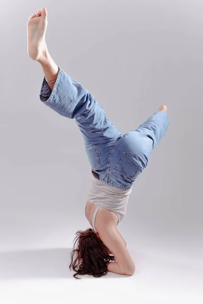 Portrait Belle Jeune Femme Corps Athlétique Flexible Faisant Yoga Isolé — Photo