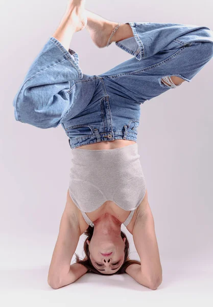 具有运动柔韧身体的年轻漂亮女子做瑜伽的肖像 孤立的 — 图库照片