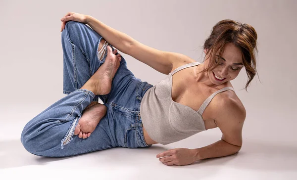 Retrato Una Hermosa Joven Con Cuerpo Atlético Flexible Haciendo Yoga — Foto de Stock