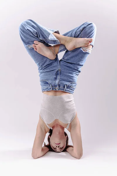 Retrato Bela Jovem Com Corpo Atlético Flexível Fazendo Ioga Isolado — Fotografia de Stock