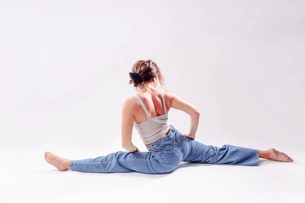 Retrato Una Hermosa Joven Con Cuerpo Atlético Flexible Haciendo Yoga — Foto de Stock