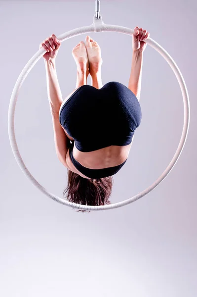 女性の芸術的なビュー空中フープ体操空中フープで — ストック写真