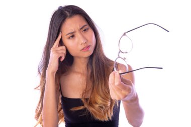 Beyaz arka planda gözlüklü ve saçı olan genç Asyalı kadın.