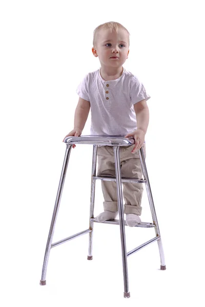 Malý Chlapec Sedí Židli Dívá Kameru Izolované Bílém Pozadí — Stock fotografie