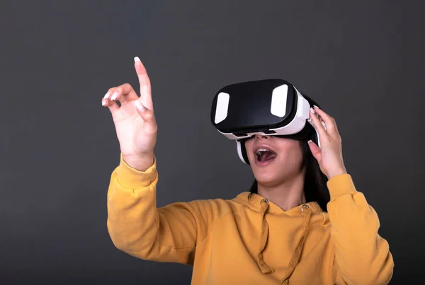 Frau Mit Virtual Reality Brille Und Headset — Stockfoto