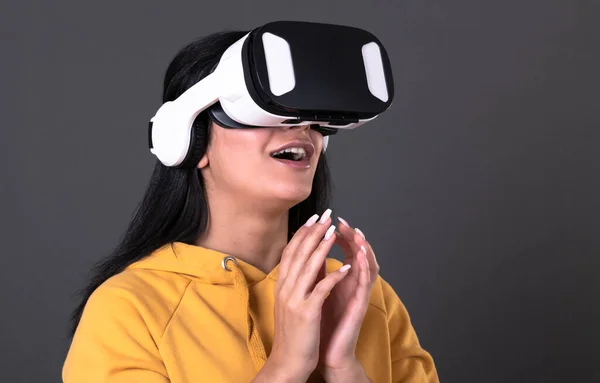 戴Vr眼镜和虚拟现实耳机的女人 — 图库照片