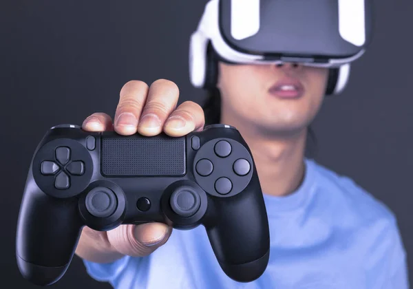 Junge Frau Spielt Videospielkonsole Virtual Reality Brille Headset Spielkonzept — Stockfoto