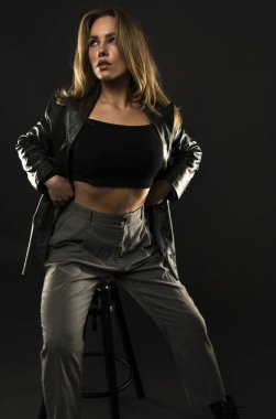 Stüdyoda poz veren uzun saçlı güzel bir genç kadın.