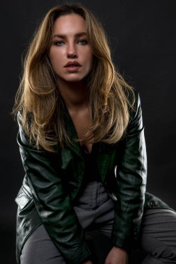 Uzun saçlı güzel bir genç kadının portresi.