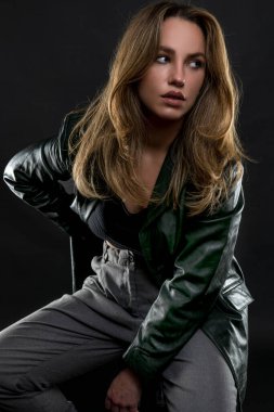 Siyah ceketli ve deri gömlekli güzel bir kadın. moda portresi.