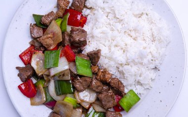 Sebze ve etli biftek güveci.