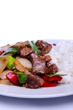 Sebze ve fesleğenli kızarmış domuz eti.