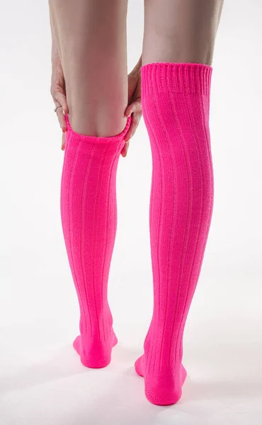 粉红紧身裤和白色背景袜子的女性腿 — 图库照片