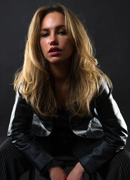 Uzun saçlı güzel bir genç kadının portresi.