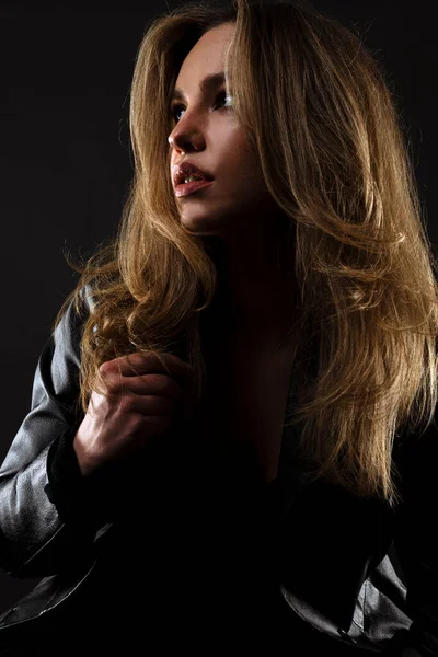 Uzun saçlı güzel bir genç kadının portresi.