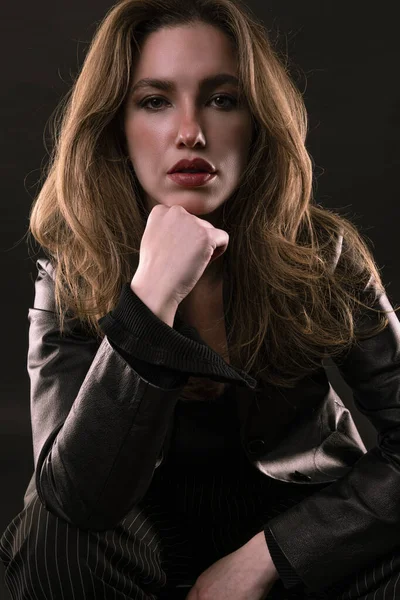 Uzun saçlı güzel bir genç kadının portresi.