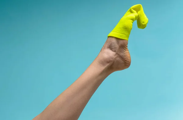 Обрезанный Образ Стильный Ярко Зеленый Носок Женской Ноге Стоковое Изображение