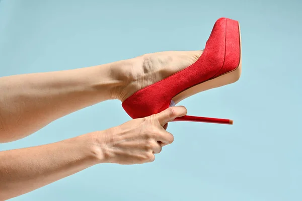 Περικοπή Εικόνα Της Γυναίκας Χέρι Ρύθμιση Κόκκινο Τακούνια Παπούτσι Πόδια — Φωτογραφία Αρχείου