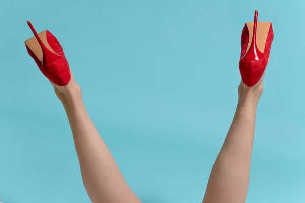 Частичный Вид Женских Ног Красных Туфлях Высоких Каблуках Широкие Ноги — стоковое фото