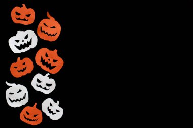 Helowin konsepti. Kağıt balkabakları siyah bir arka planda, izole edilmiş, üst görünümde yatar. Yüksek kalite fotoğraf