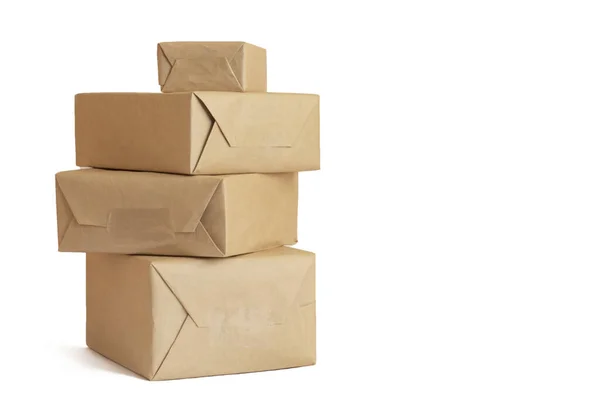 Kartónové krabice zabalené s papírem leží v hromadě na izolovaném bílém pozadí — Stock fotografie