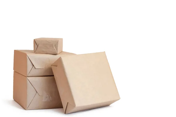 Pilha de artesanato caixas embrulhadas para entregasobre fundo branco — Fotografia de Stock