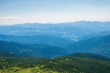 resimsel dağ manzarası ile kaplı sabah sisi, renkli seyahat arkaplanı
