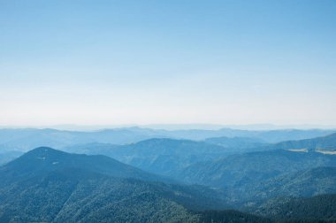Dağ tepelerinin siluetleri sabah mavi sis, güzel manzara, seyahat