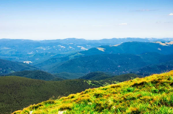 # Güzel, yaz yamaçlarında # # yeşil çimlerle kaplı # # mavi gökyüzüne karşı #